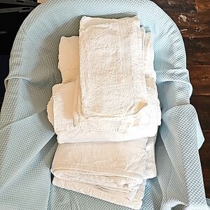 Set of 4 bath towel and 4 wash clothes
